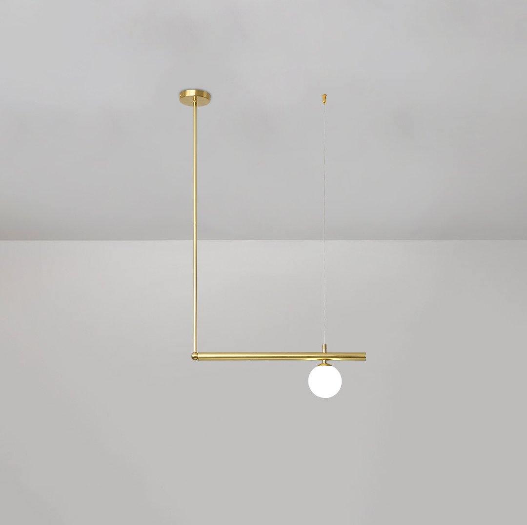 Estix pendellampe i messing, lineær, satellit, minimalistisk