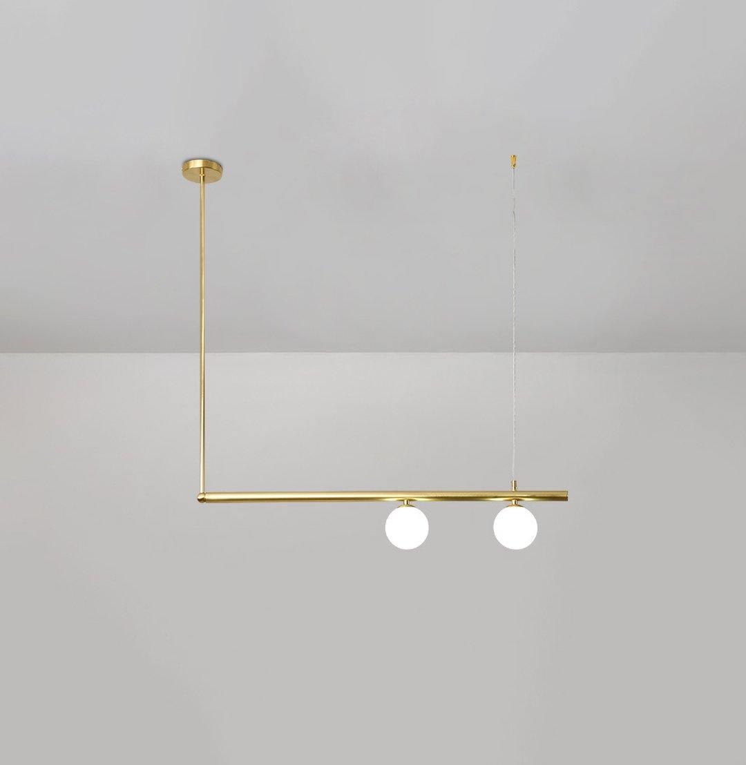 Estix pendellampe i messing, lineær, satellit, minimalistisk