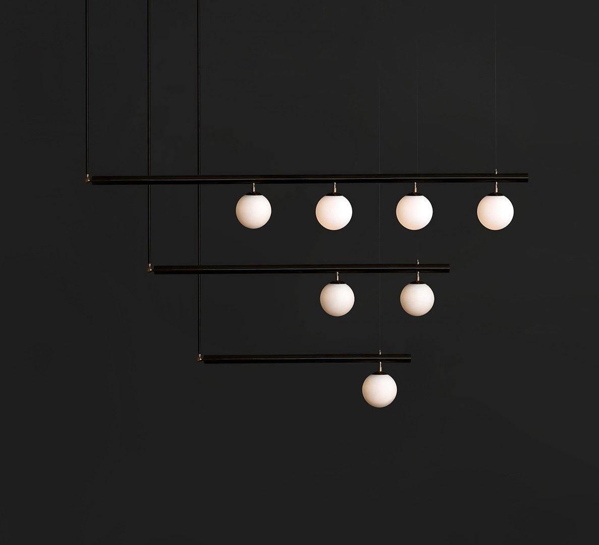 Estix pendellampe i messing, lineær, satellit, minimalistisk