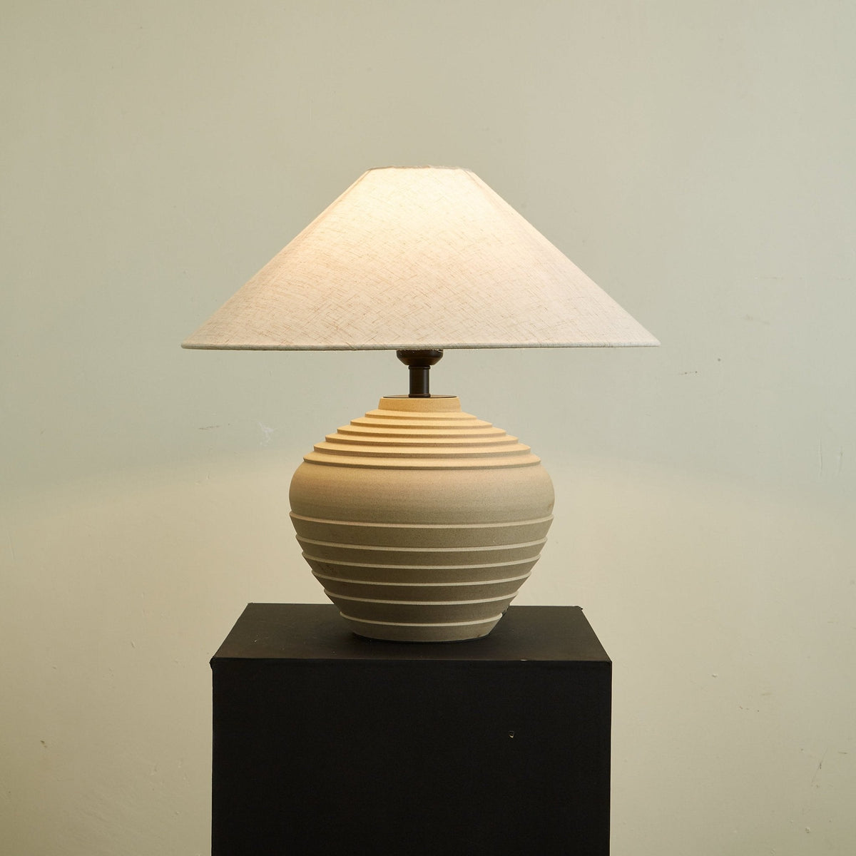 Serano rustik bordlampe med rillet overflade