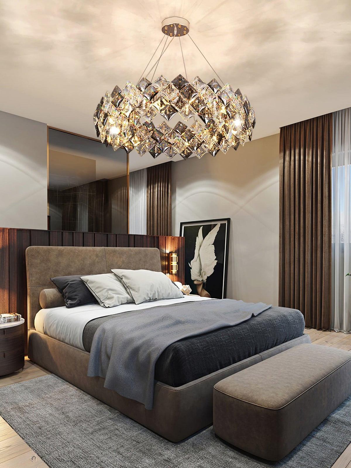 Luxenine rund lysekrone med skalaformet krystal, guldfinish og LED