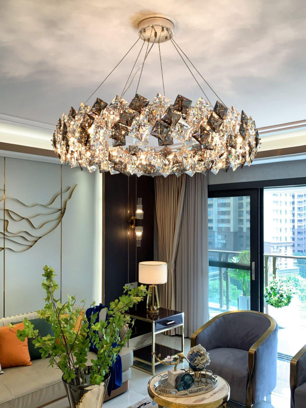 Luxenine rund lysekrone med skalaformet krystal, guldfinish og LED