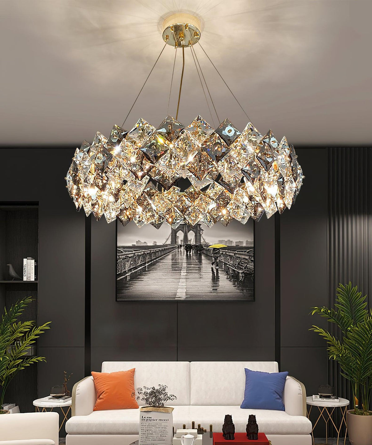 Luxenine rund lysekrone med skalaformet krystal, guldfinish og LED