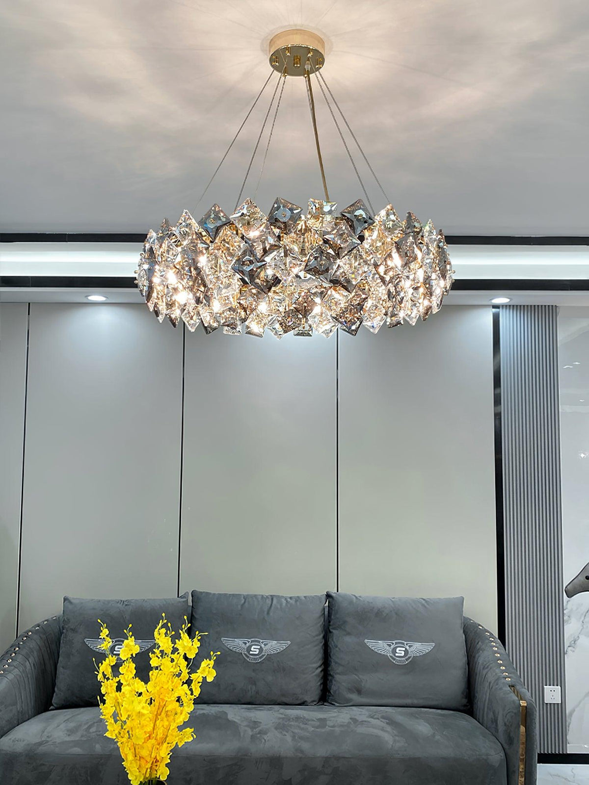 Luxenine rund lysekrone med skalaformet krystal, guldfinish og LED