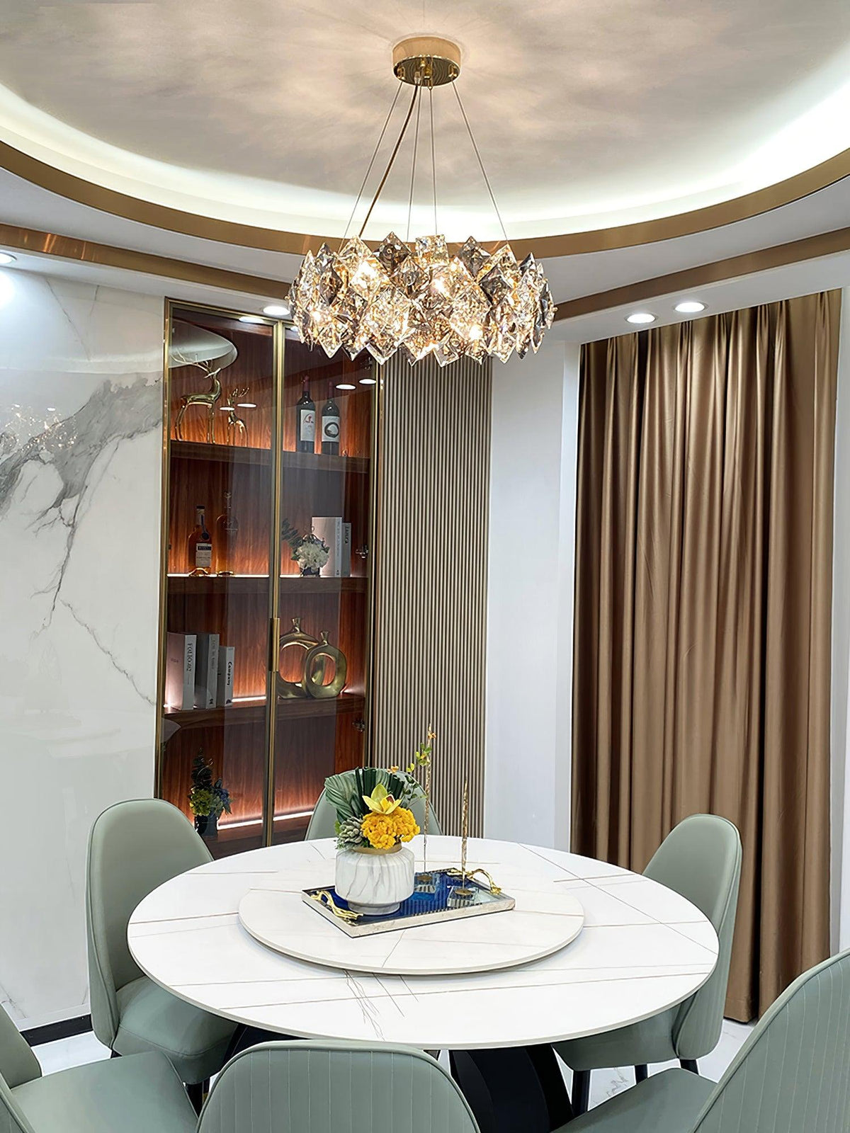 Luxenine rund lysekrone med skalaformet krystal, guldfinish og LED
