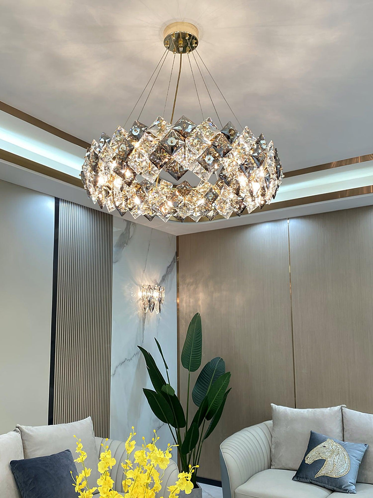 Luxenine rund lysekrone med skalaformet krystal, guldfinish og LED