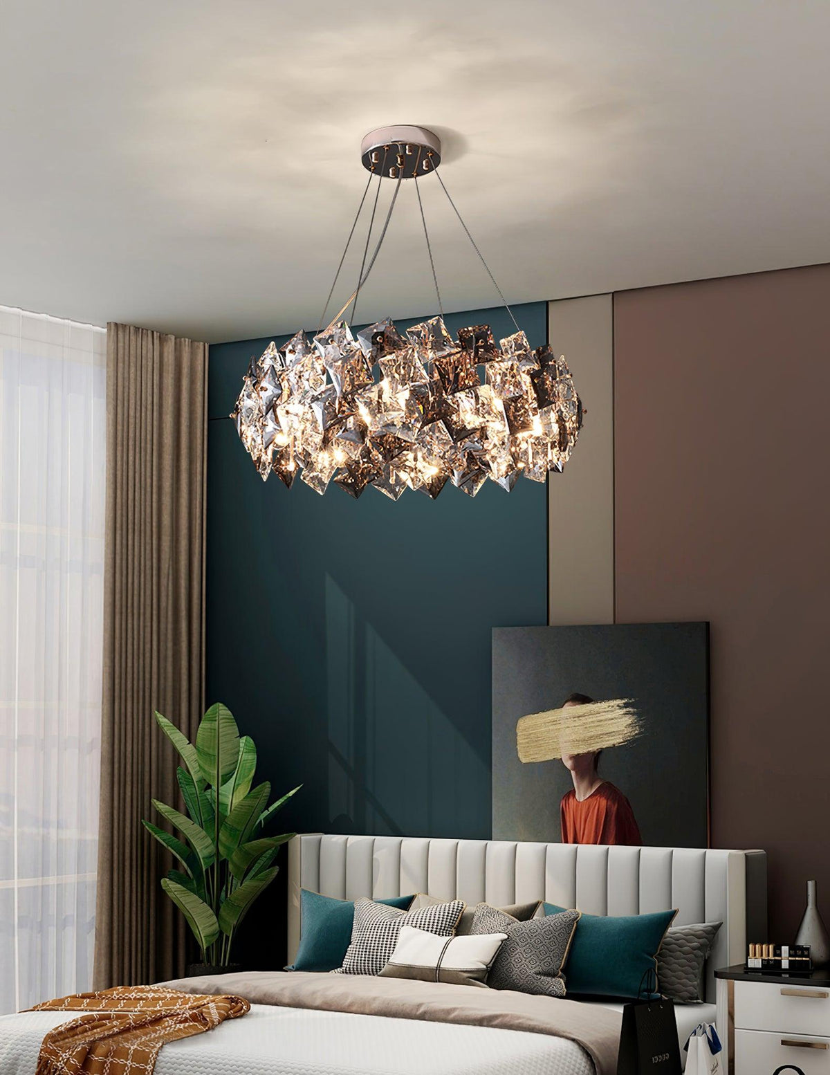 Luxenine rund lysekrone med skalaformet krystal, guldfinish og LED