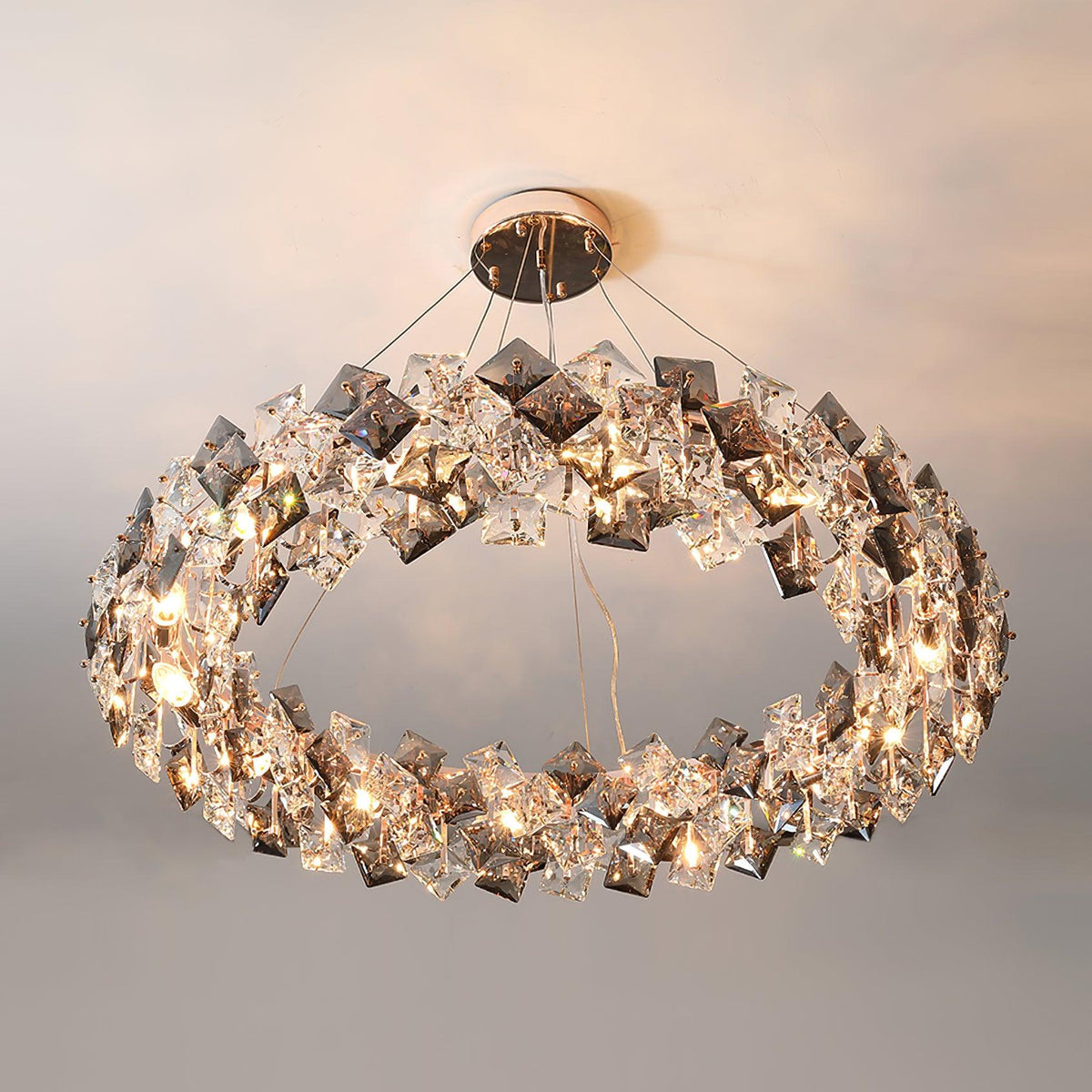 Luxenine rund lysekrone med skalaformet krystal, guldfinish og LED