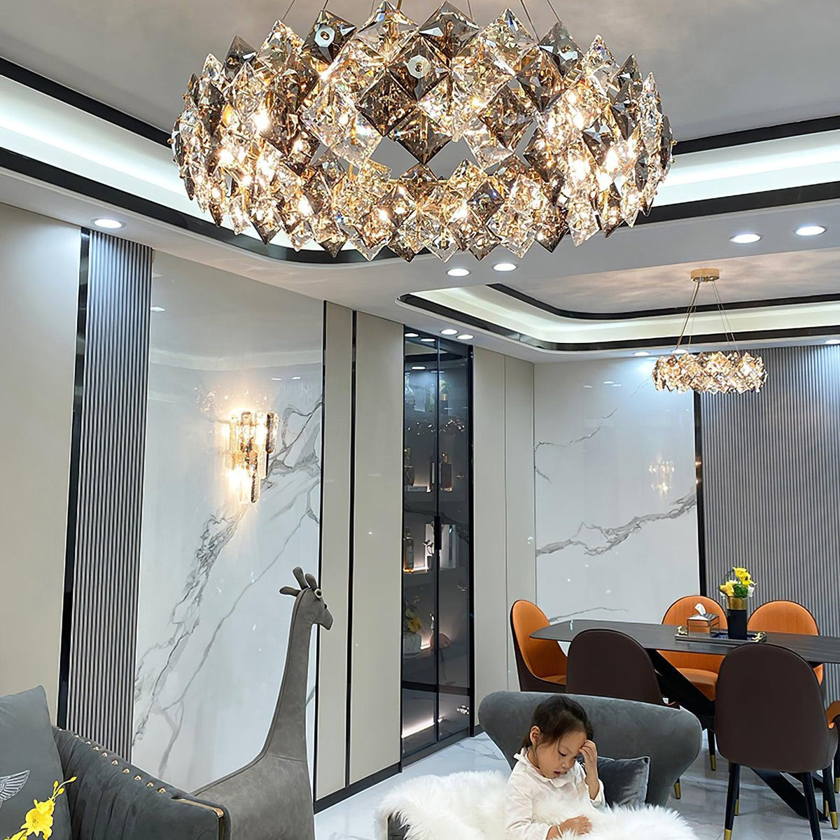 Luxenine rund lysekrone med skalaformet krystal, guldfinish og LED