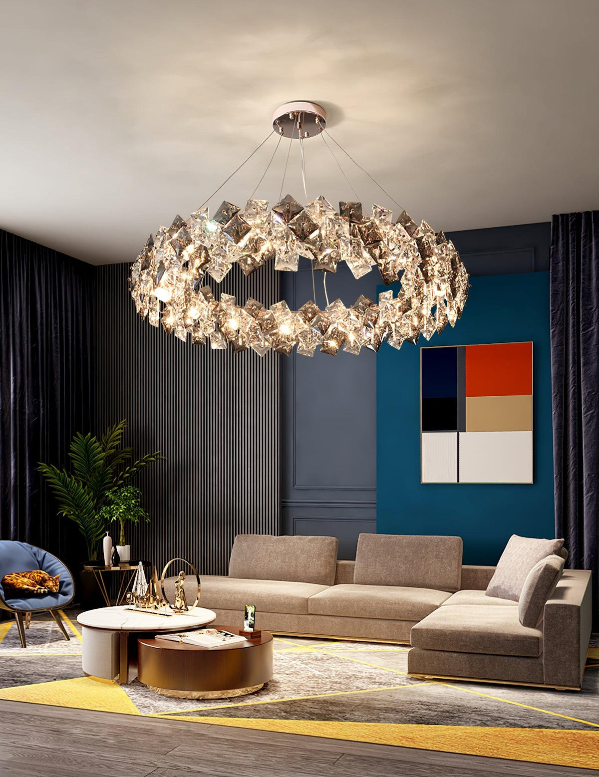Luxenine rund lysekrone med skalaformet krystal, guldfinish og LED