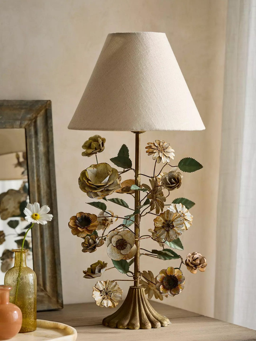 Skulpterad blommig bordslampa i metall