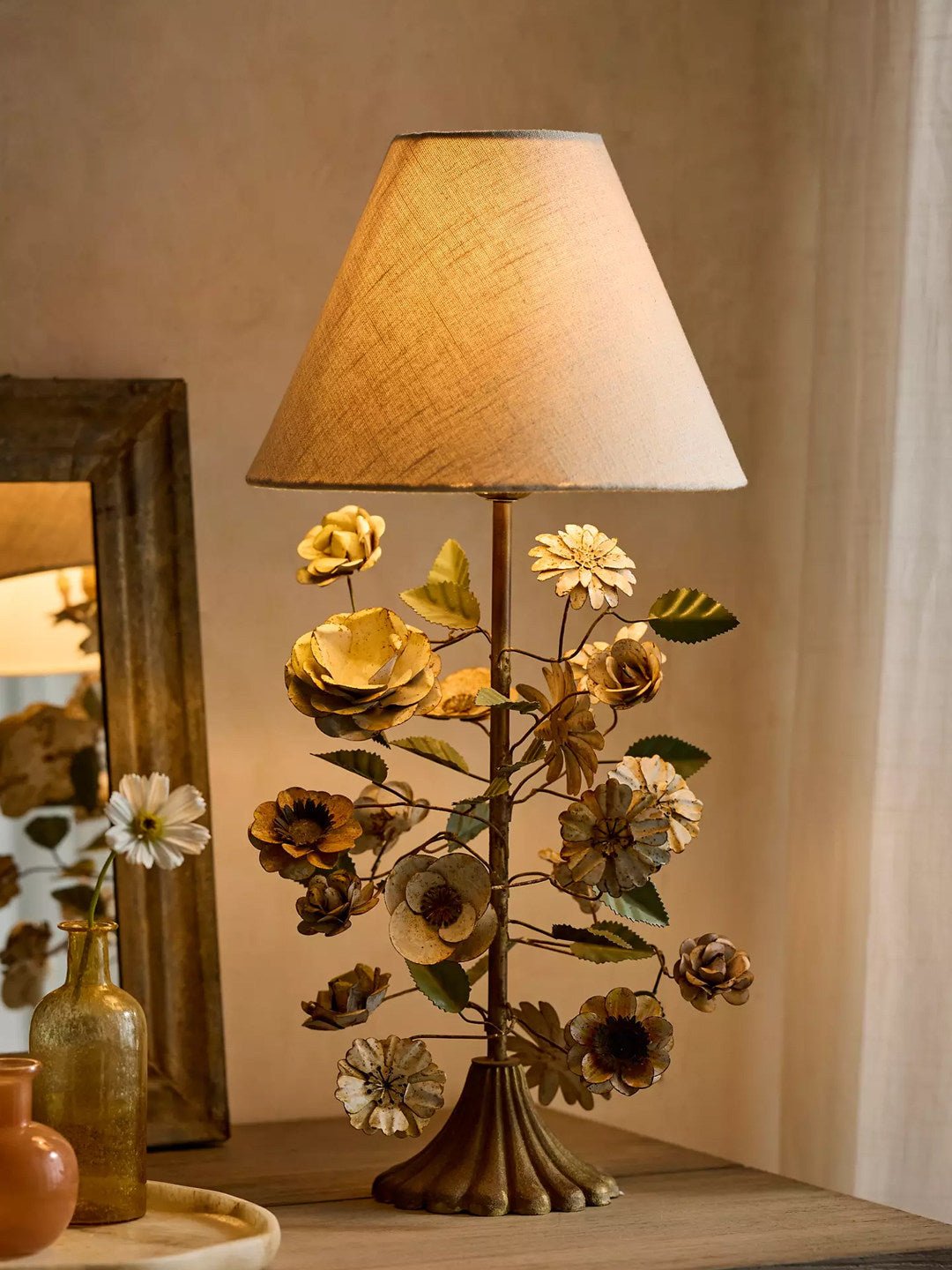 Skulpterad blommig bordslampa i metall