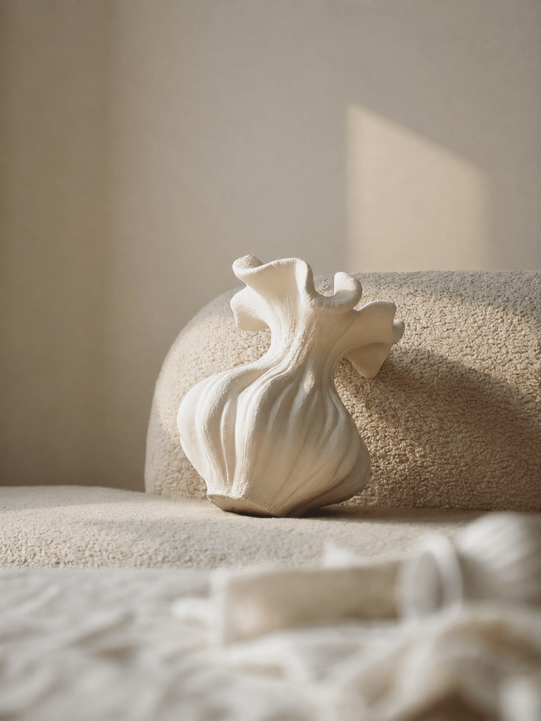 Skulptural vas med sandstruktur i elfenbensfärg