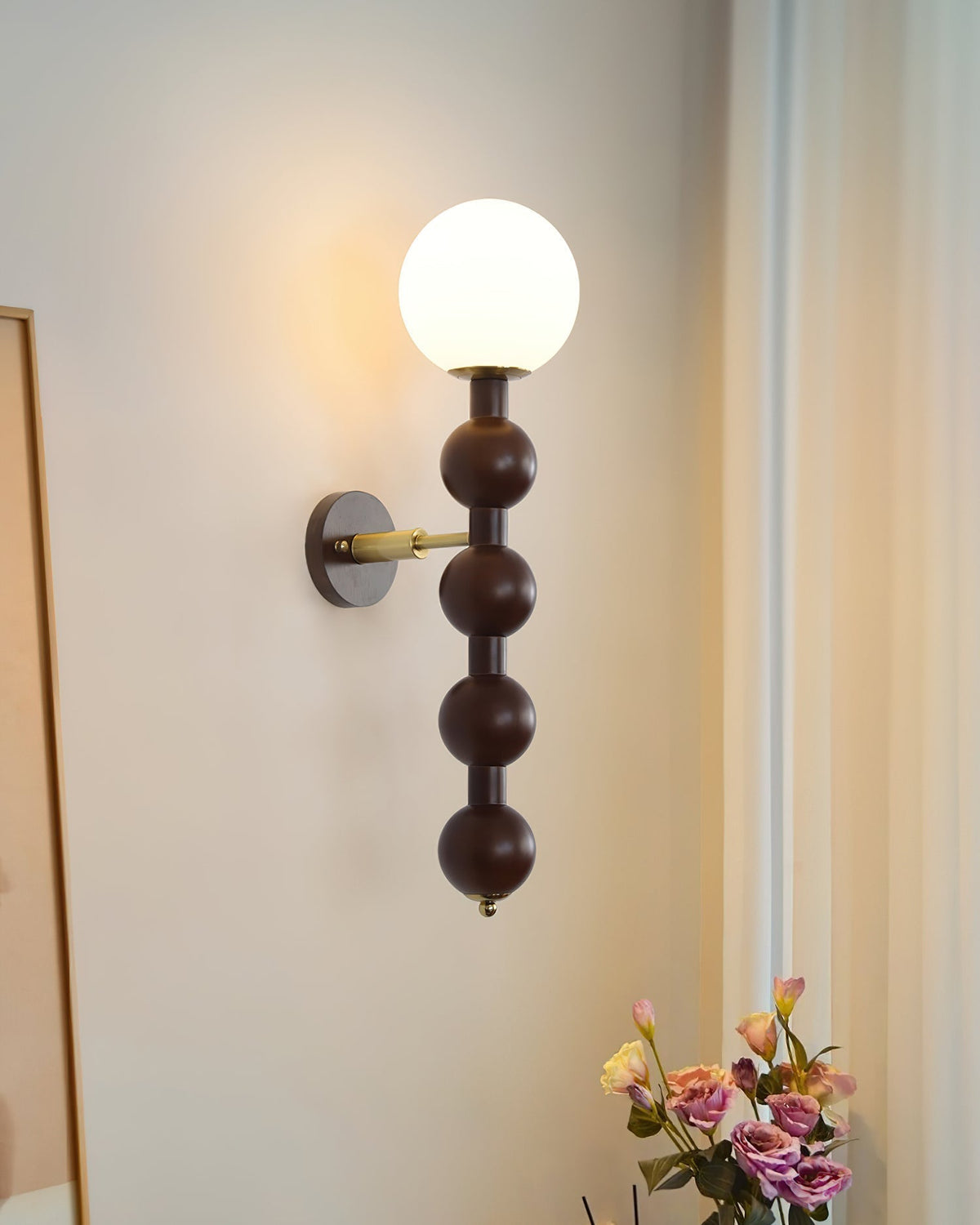 Væglampe med metal, træ og glas i moderne kalebasform