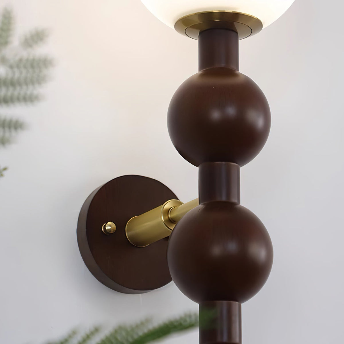 Væglampe med metal, træ og glas i moderne kalebasform