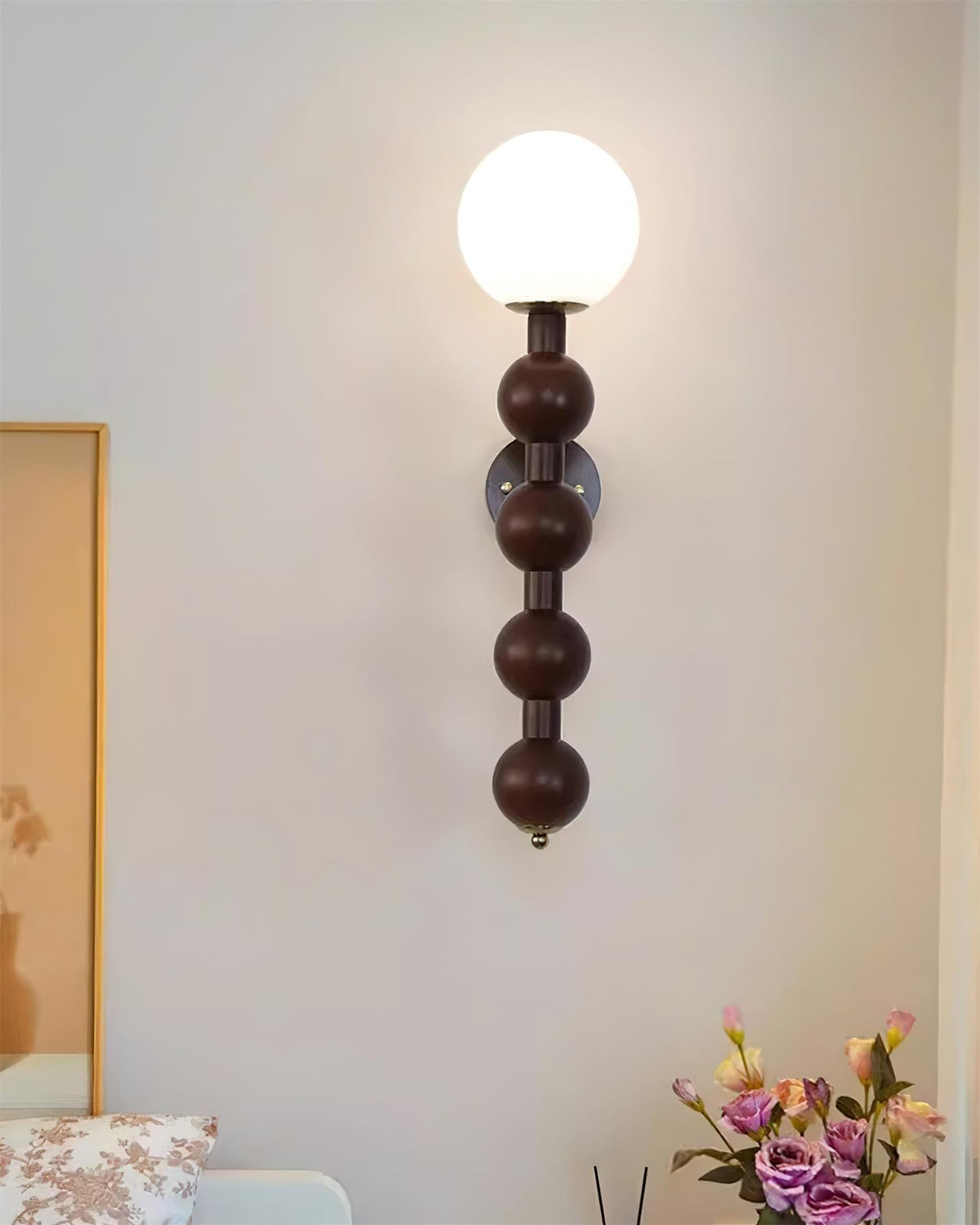 Væglampe med metal, træ og glas i moderne kalebasform