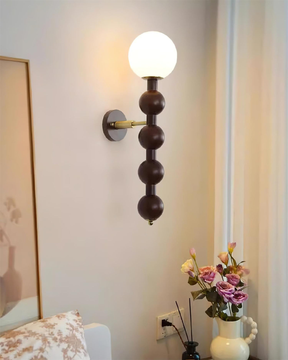 Væglampe med metal, træ og glas i moderne kalebasform