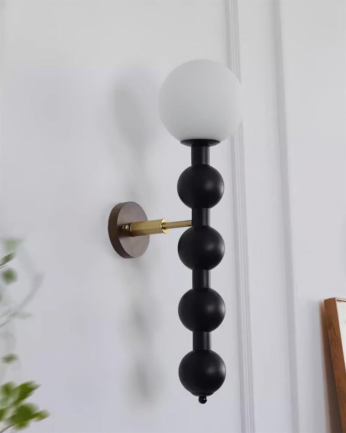 Væglampe med metal, træ og glas i moderne kalebasform
