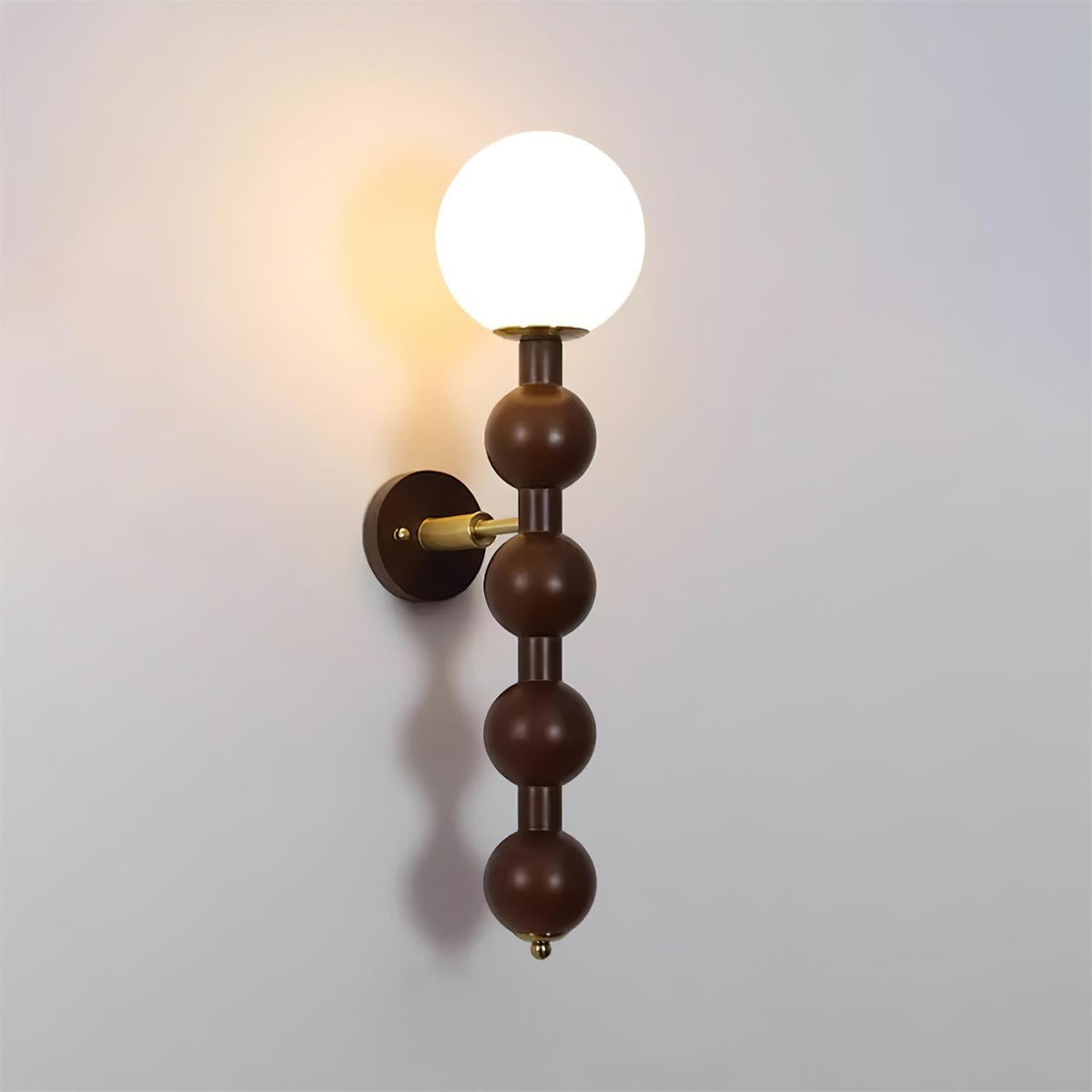 Væglampe med metal, træ og glas i moderne kalebasform