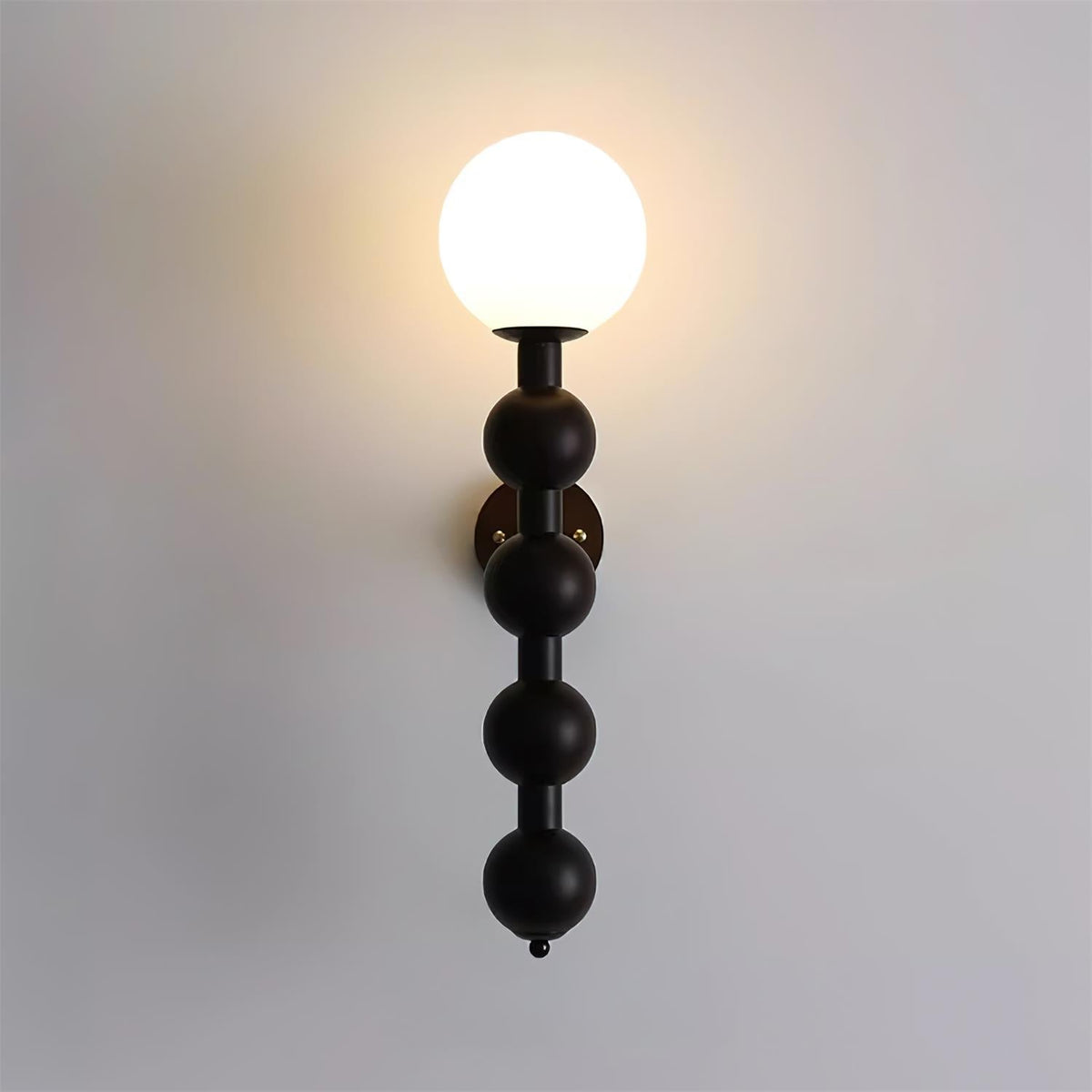 Væglampe med metal, træ og glas i moderne kalebasform