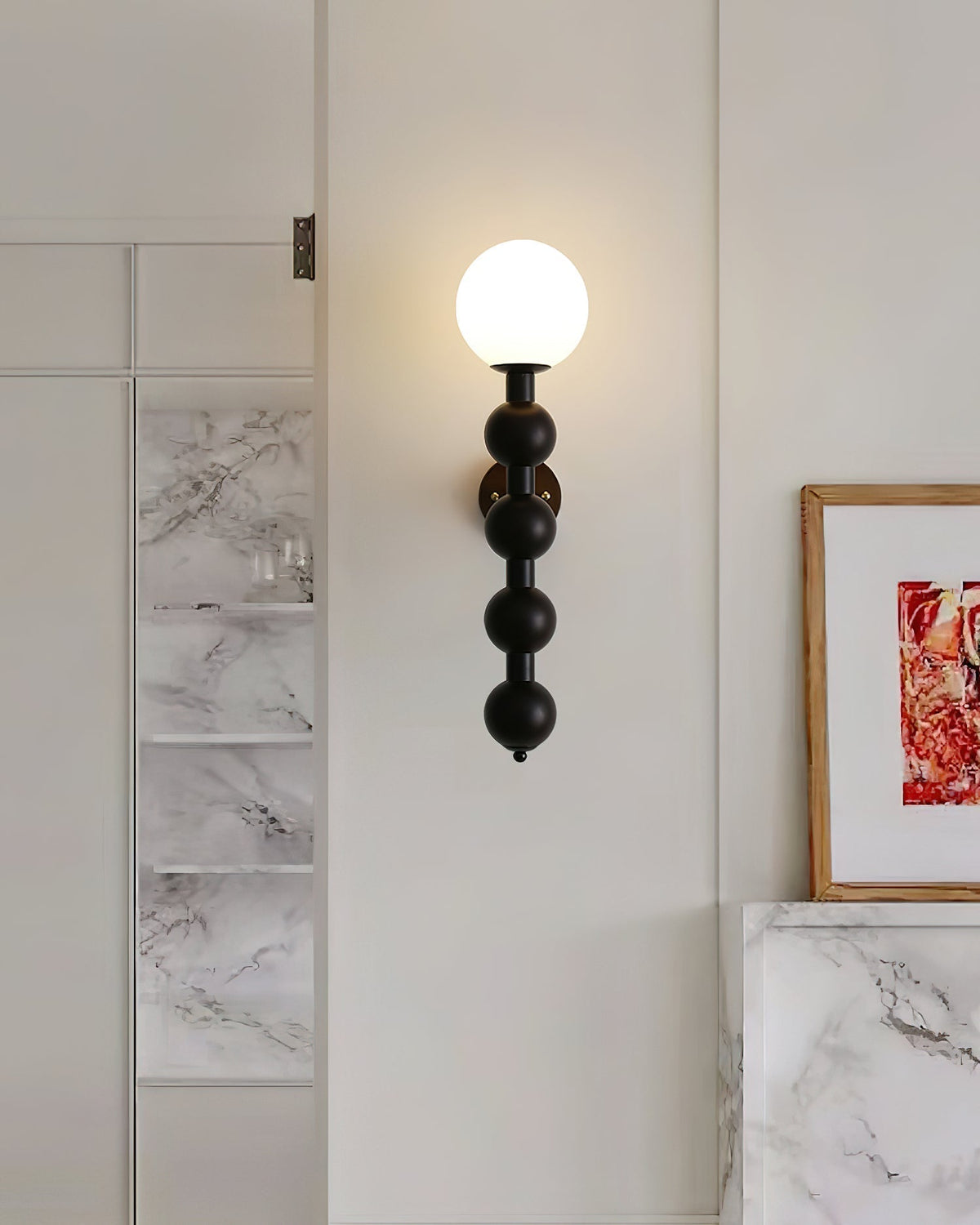 Væglampe med metal, træ og glas i moderne kalebasform
