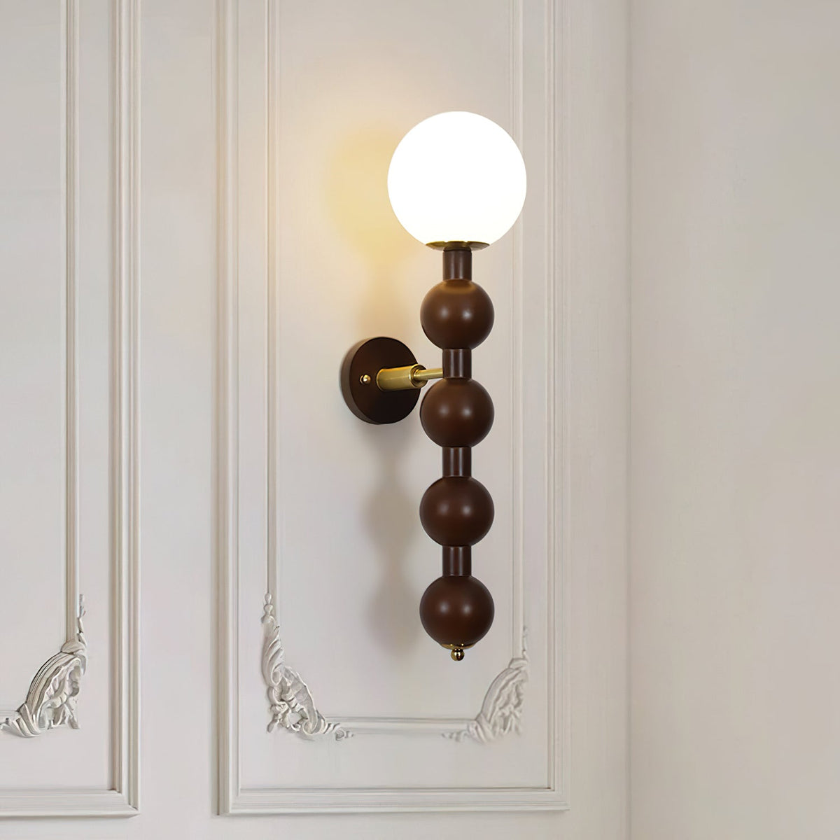 Væglampe med metal, træ og glas i moderne kalebasform