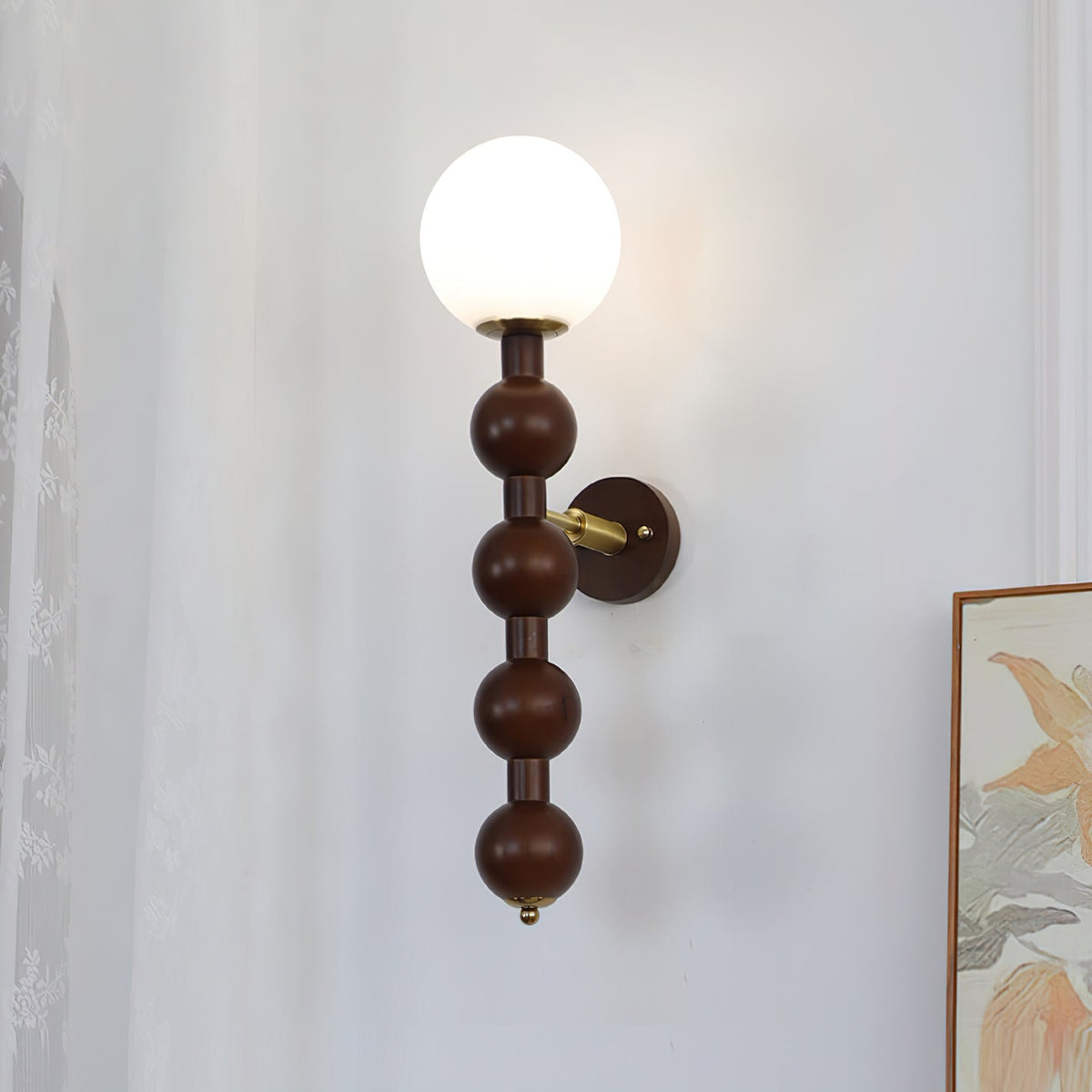 Væglampe med metal, træ og glas i moderne kalebasform