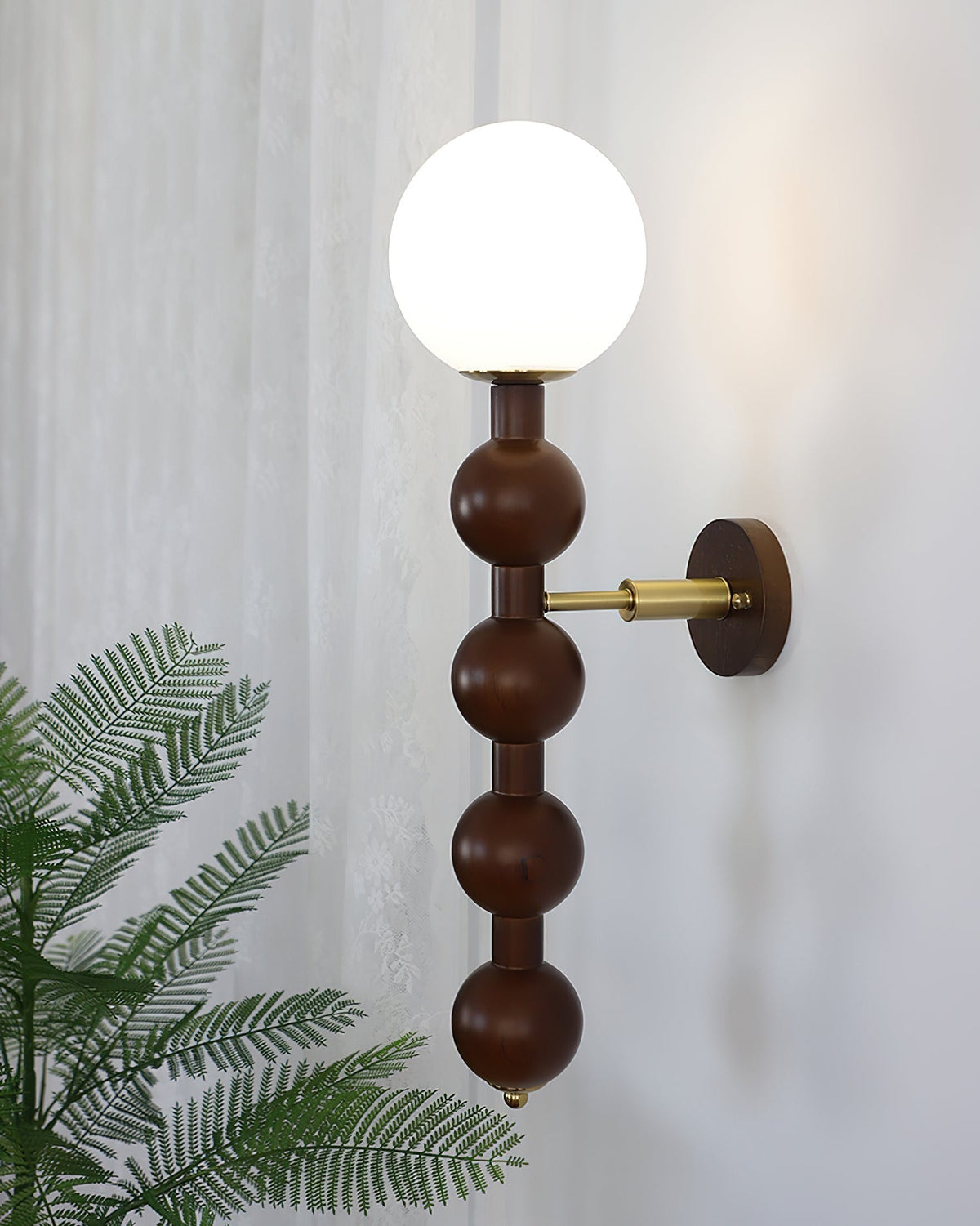 Væglampe med metal, træ og glas i moderne kalebasform