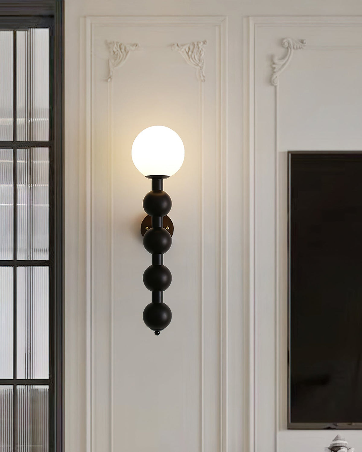 Væglampe med metal, træ og glas i moderne kalebasform