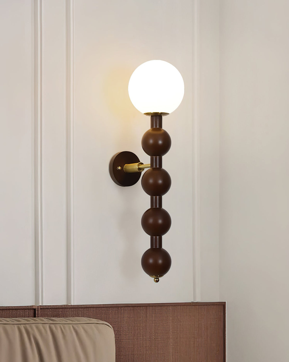 Væglampe med metal, træ og glas i moderne kalebasform