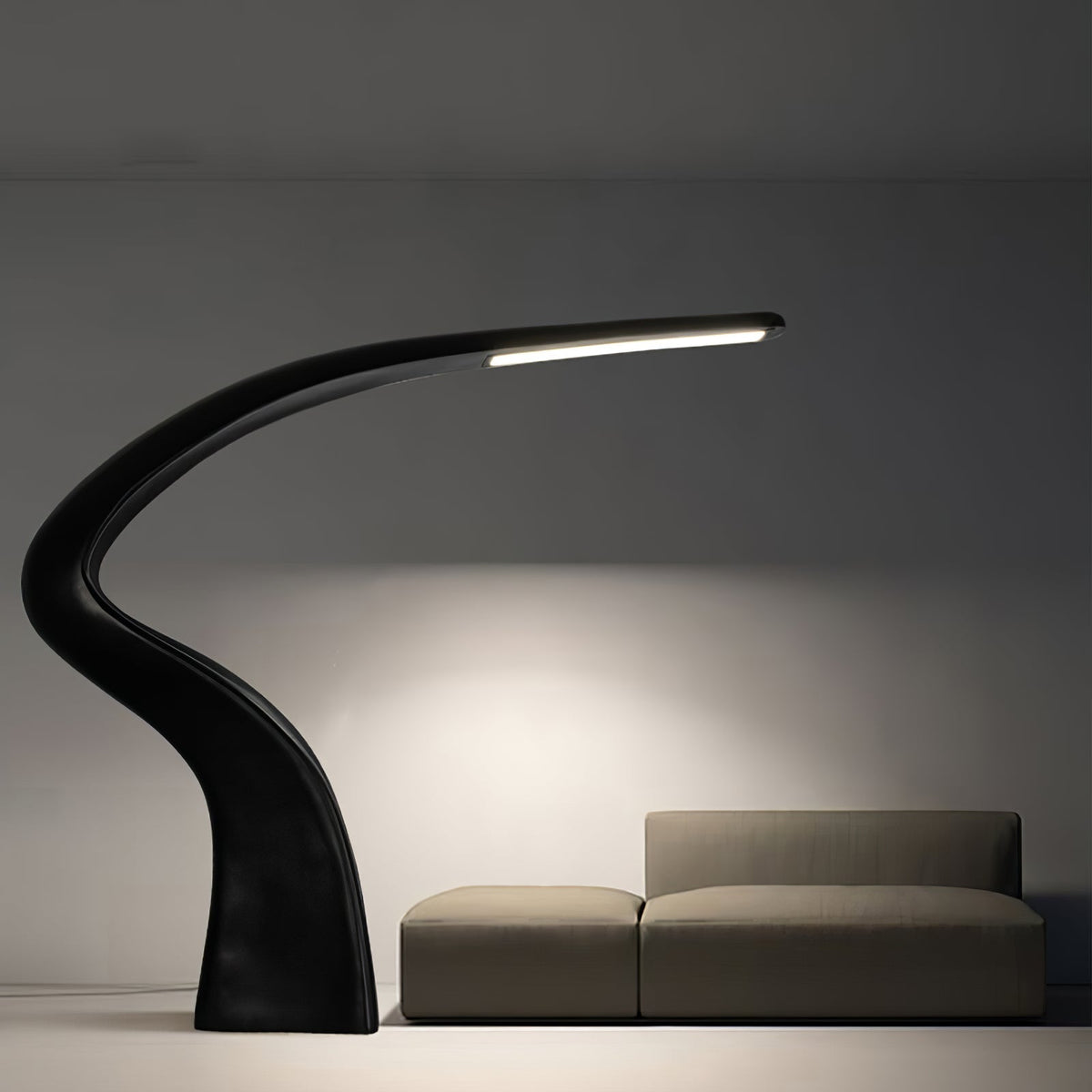 Modern svart golvlampa