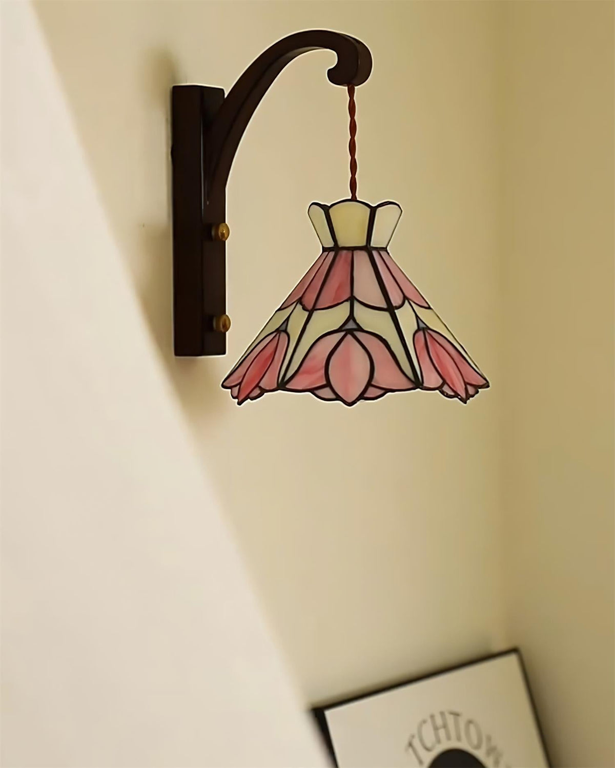 Candeeiro de parede com corpo de madeira e abat-jour de vidro Tiffany floral rosa, arte vintage