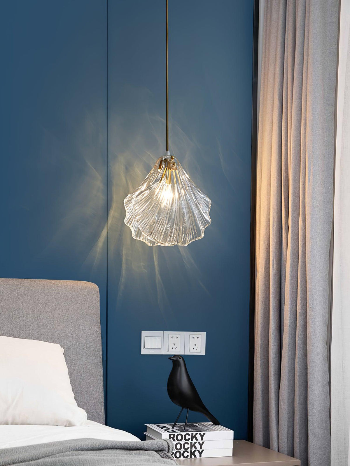 Veda pendellampa i glas, snäckformad, konstnärlig och elegant