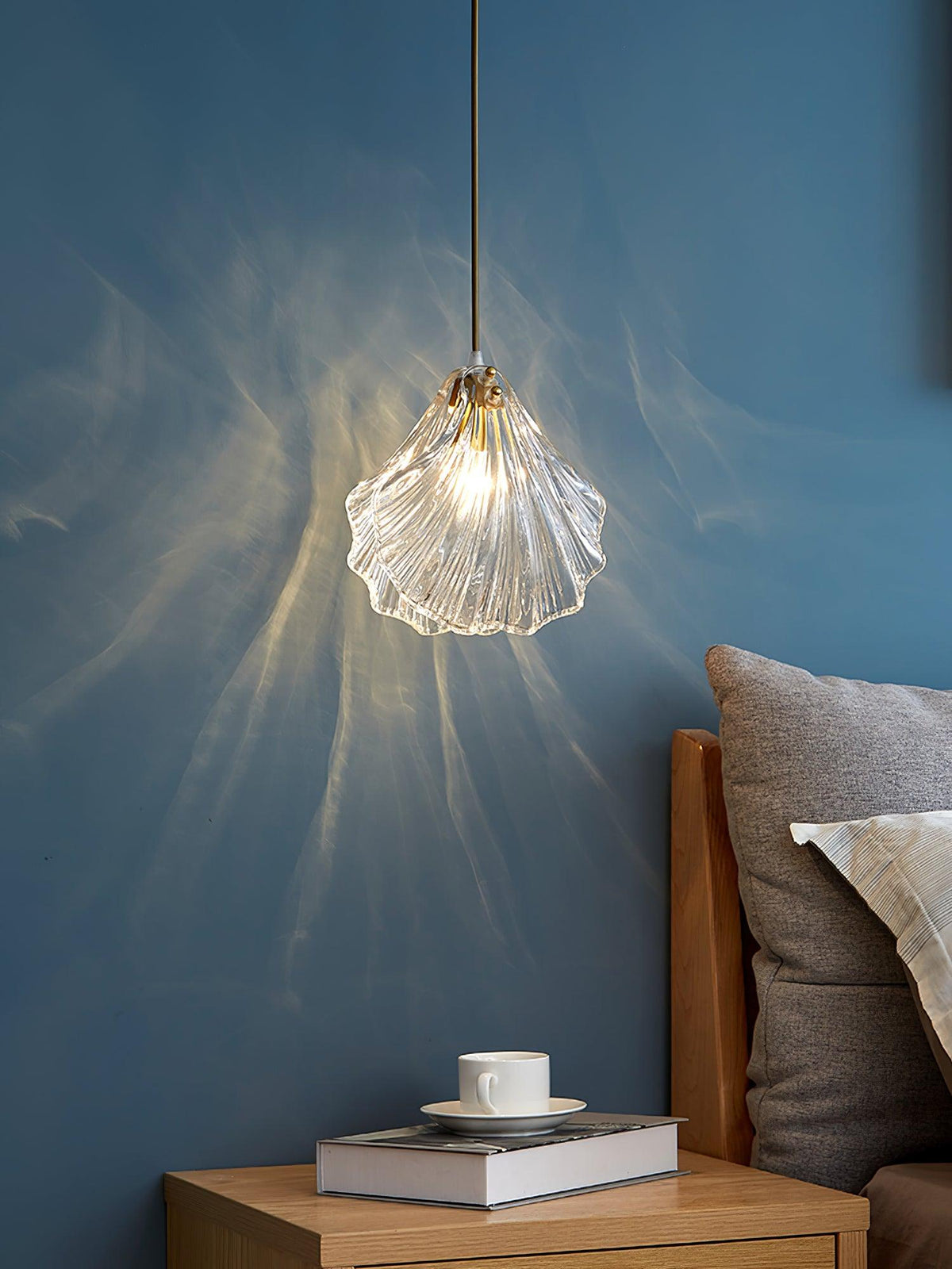 Veda pendellampa i glas, snäckformad, konstnärlig och elegant