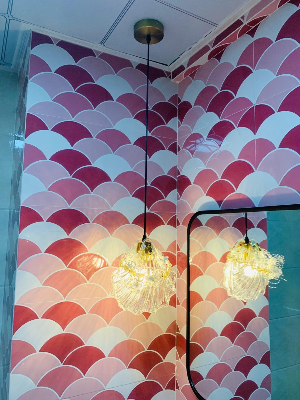 Veda pendellampa i glas, snäckformad, konstnärlig och elegant