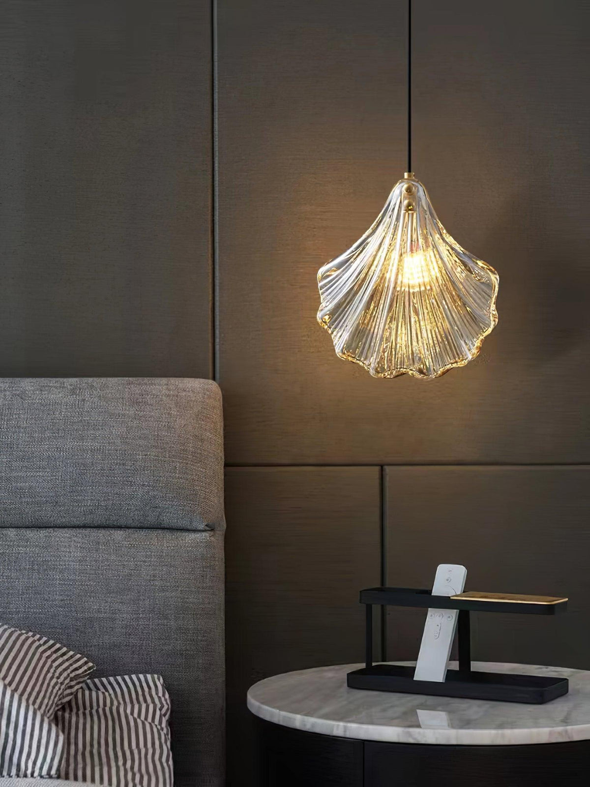 Veda pendellampa i glas, snäckformad, konstnärlig och elegant
