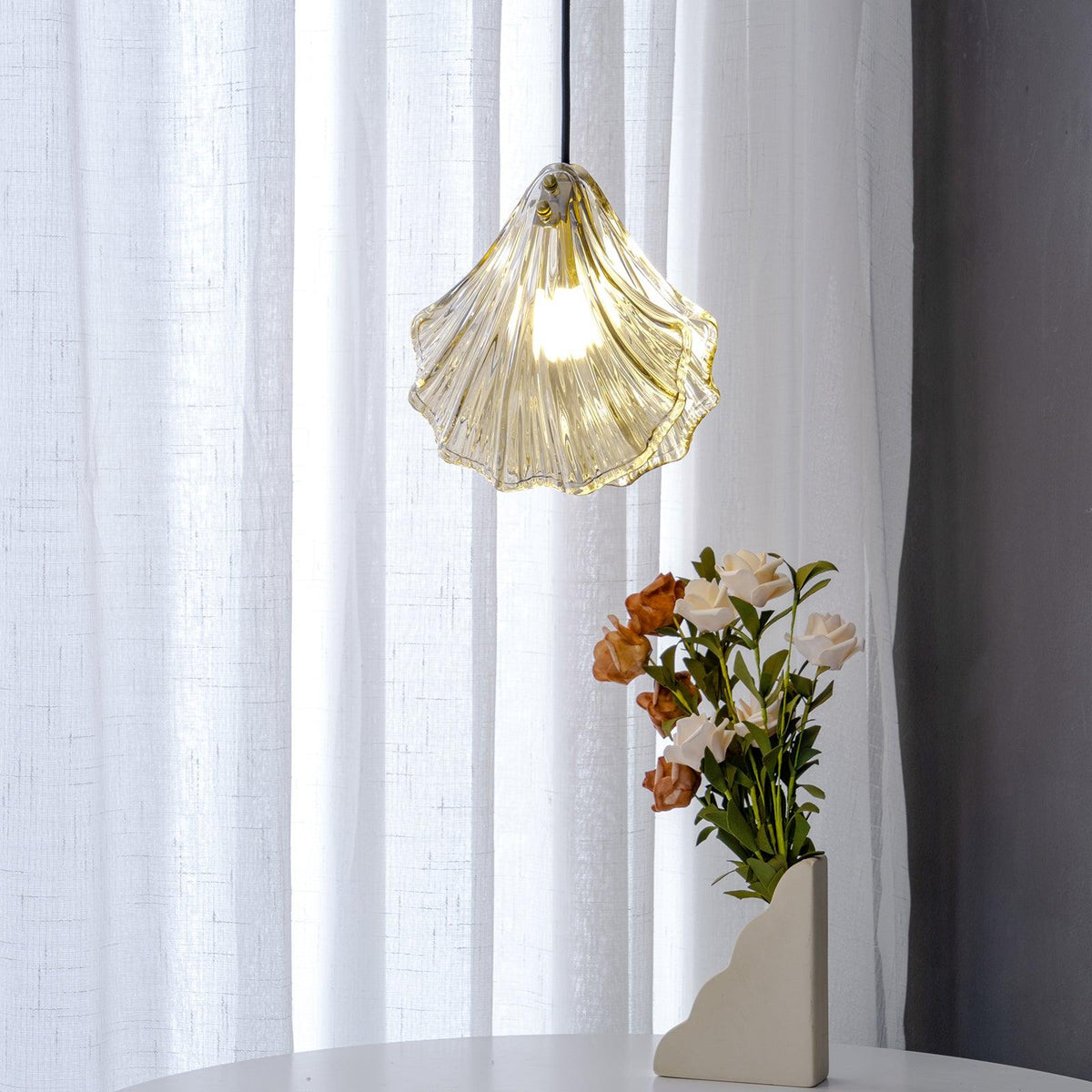Veda pendellampa i glas, snäckformad, konstnärlig och elegant