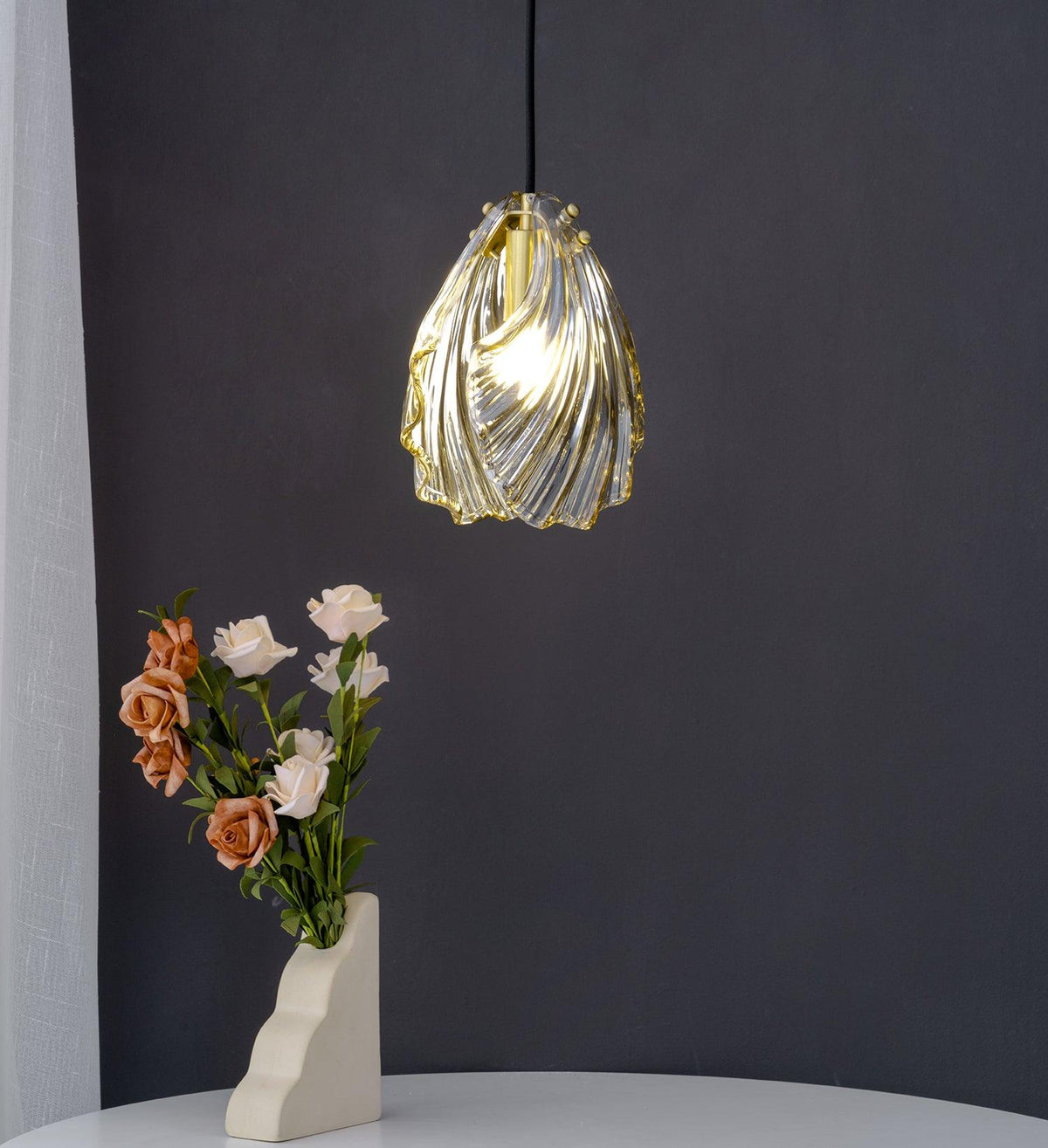 Veda pendellampa i glas, snäckformad, konstnärlig och elegant