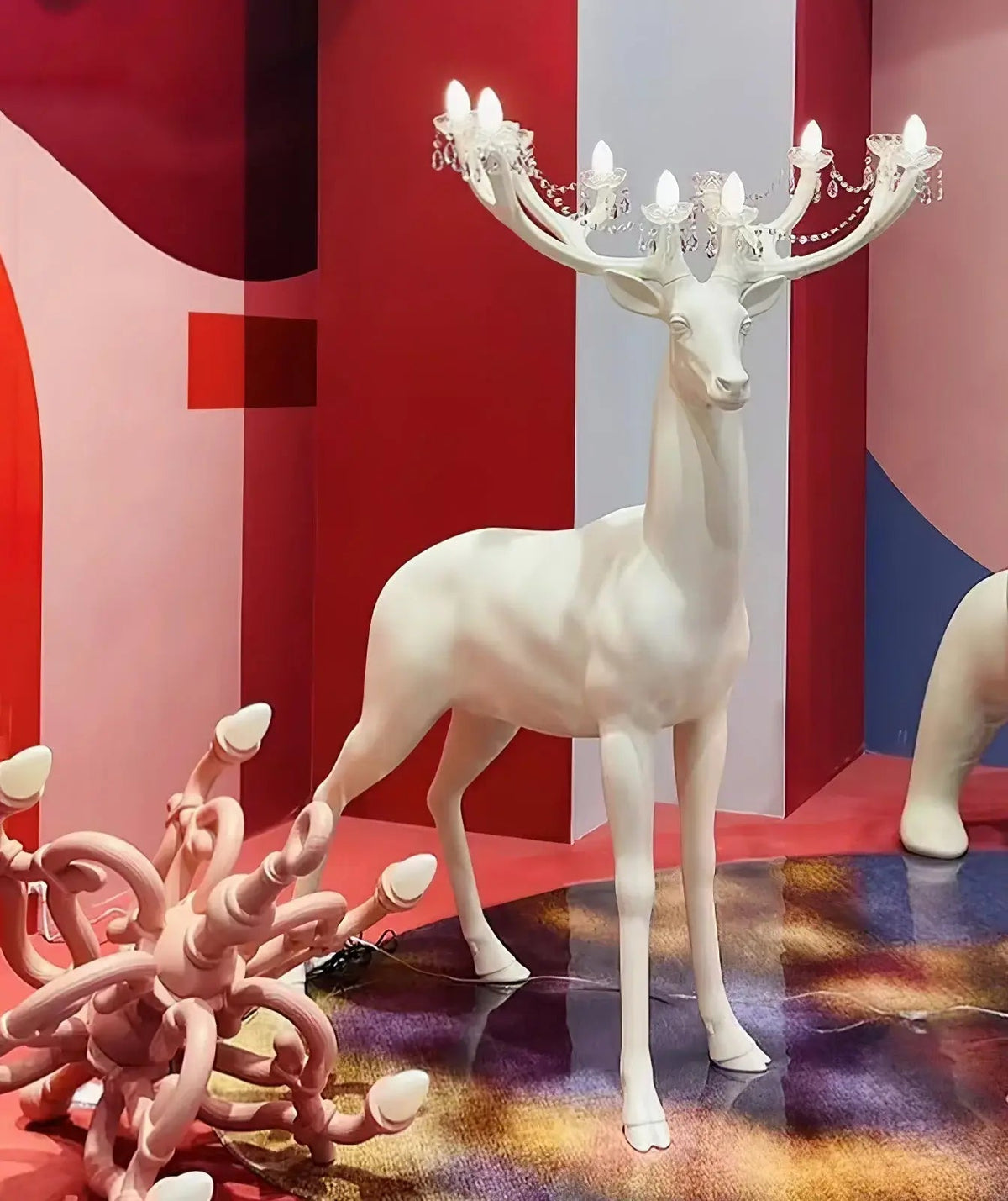Veluaine-gulvlampe med hjortefigur, legende og kunstnerisk