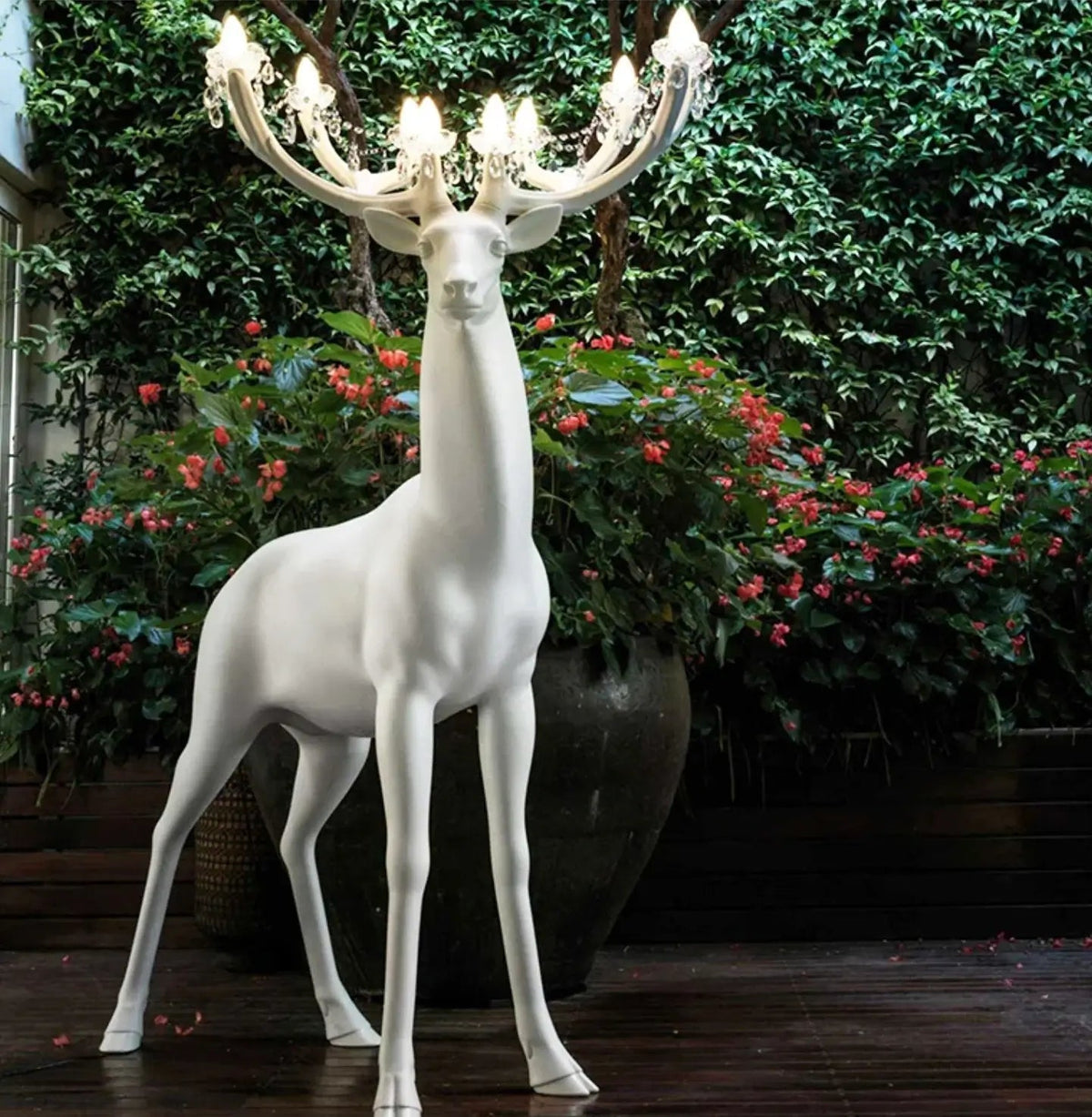 Veluaine-gulvlampe med hjortefigur, legende og kunstnerisk