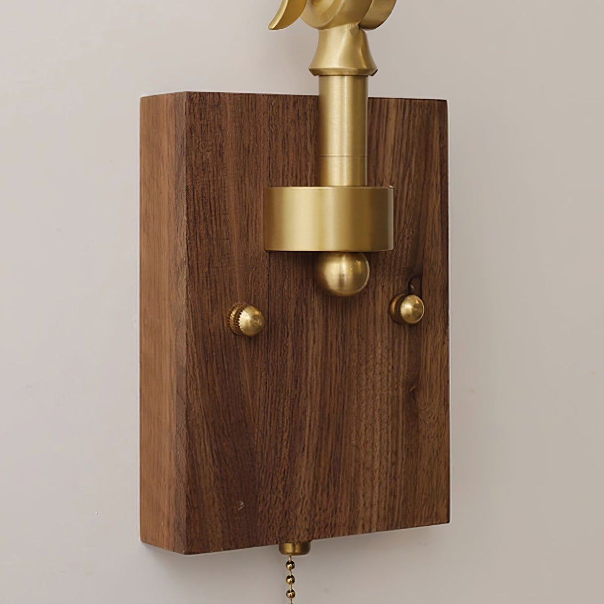 Vägglampa med justerbar arm, veckad skärm och valnötsfot, vintage arbetslampa