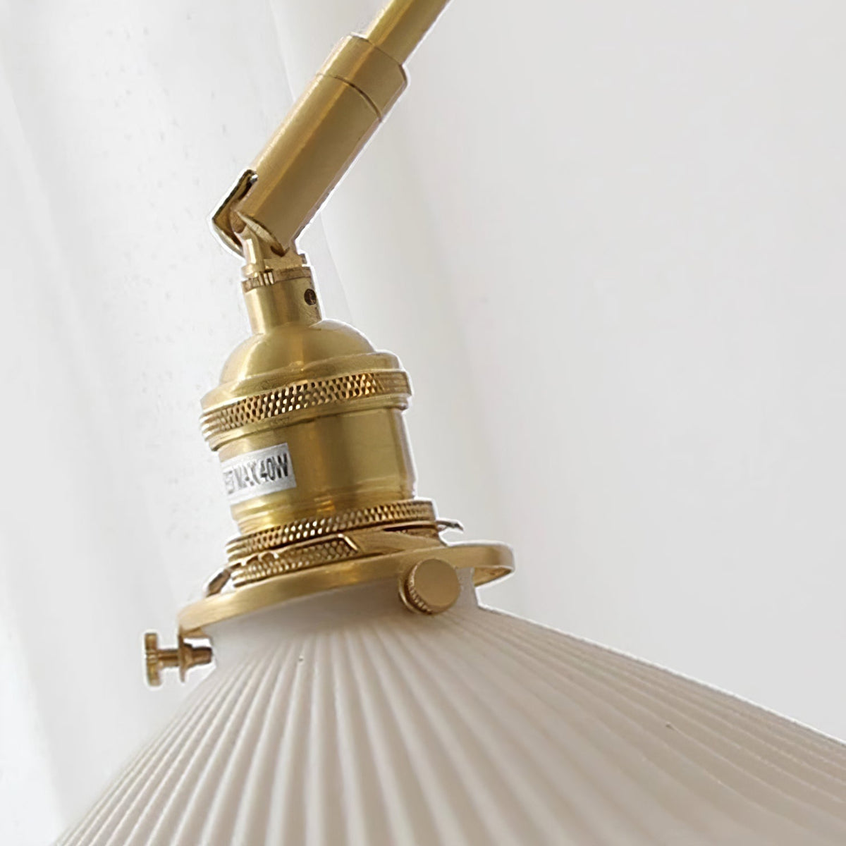 Vägglampa med justerbar arm, veckad skärm och valnötsfot, vintage arbetslampa