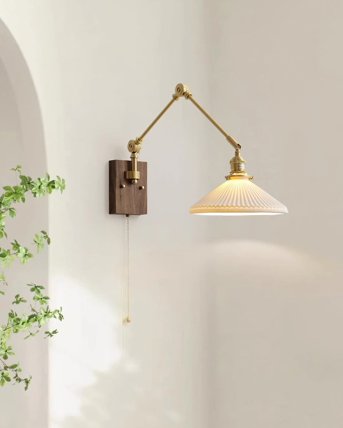 Vägglampa med justerbar arm, veckad skärm och valnötsfot, vintage arbetslampa
