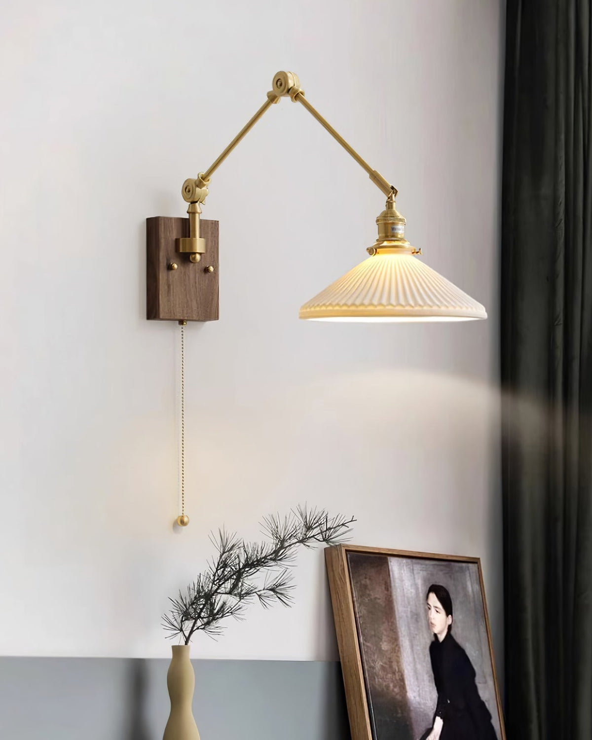 Vägglampa med justerbar arm, veckad skärm och valnötsfot, vintage arbetslampa