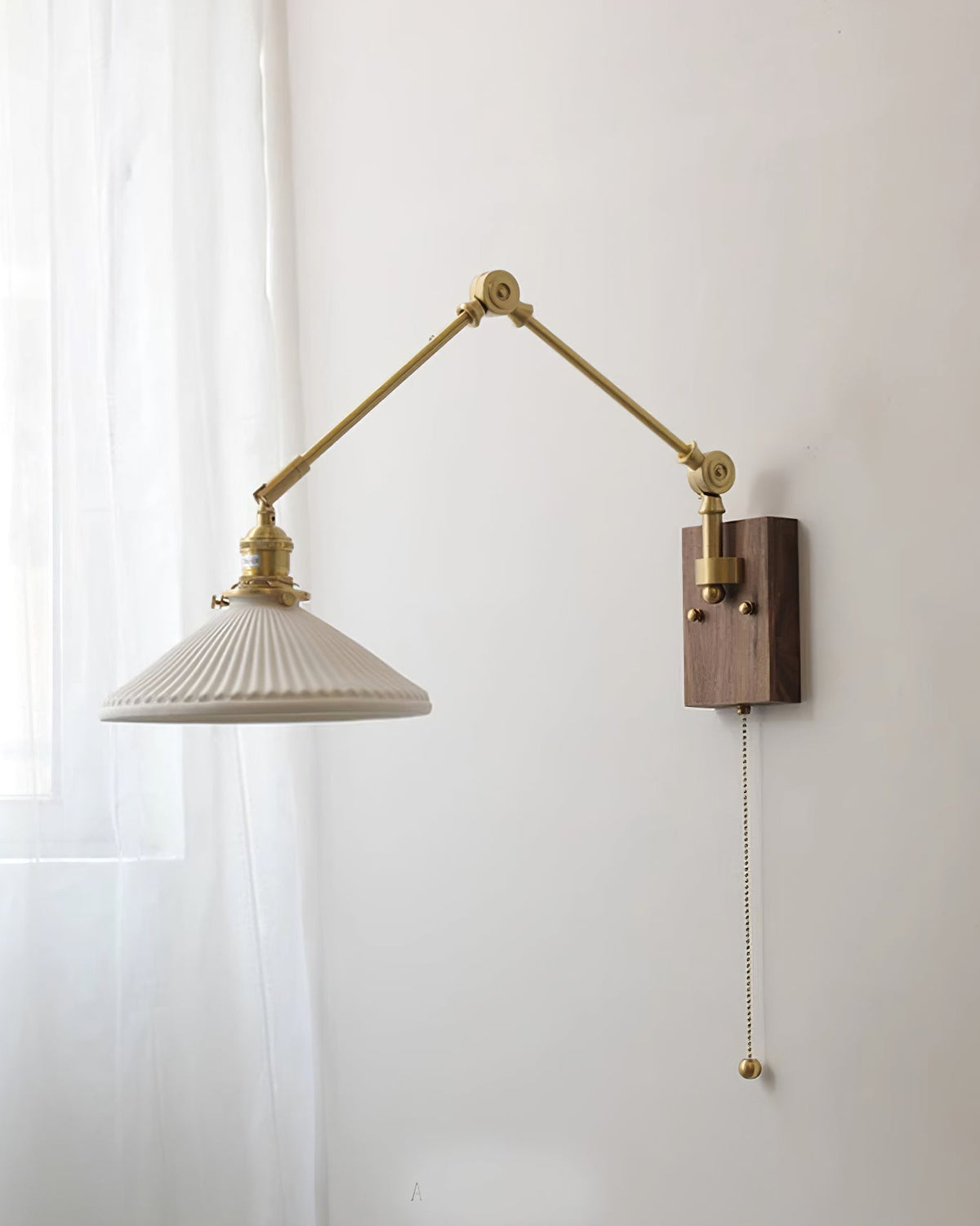 Vägglampa med justerbar arm, veckad skärm och valnötsfot, vintage arbetslampa