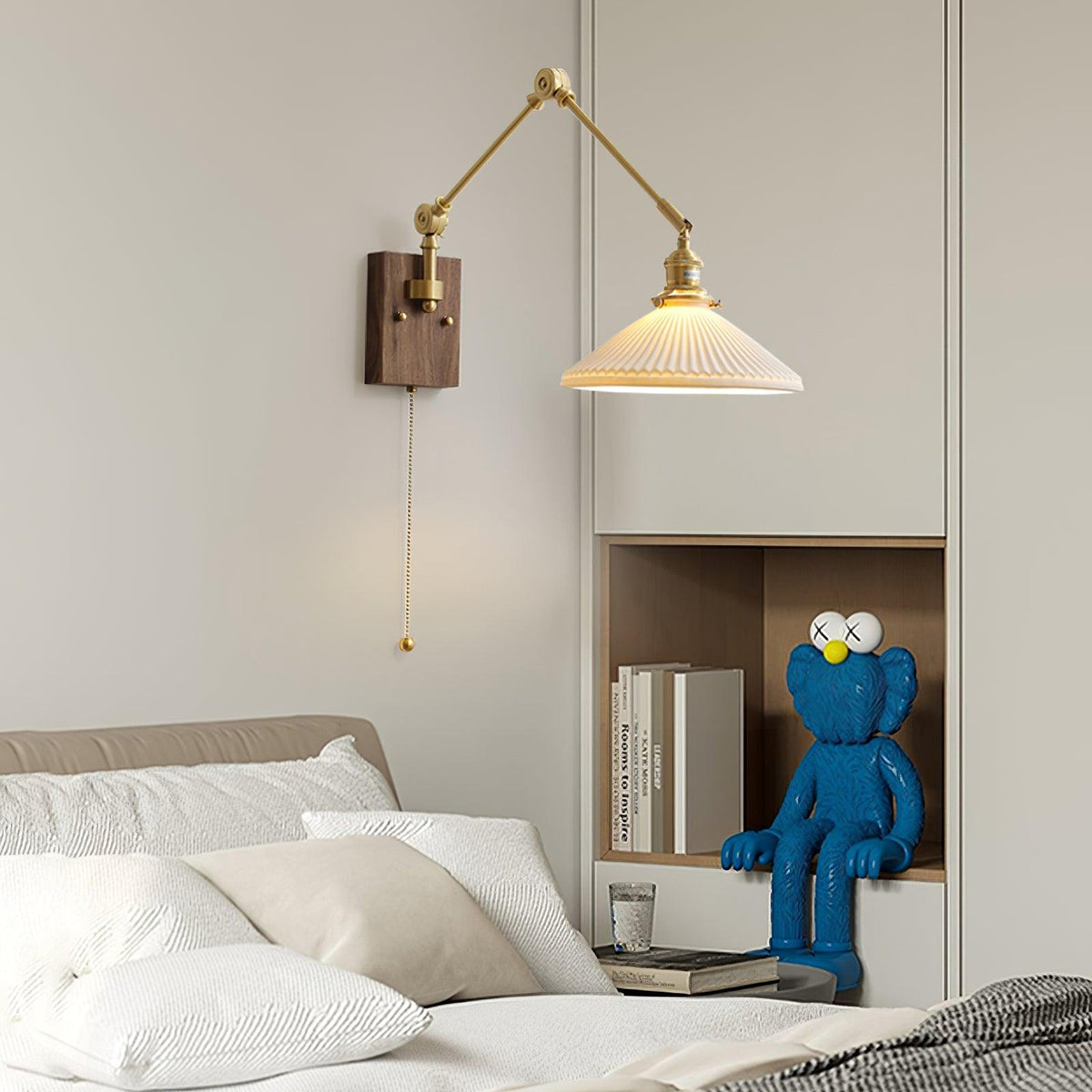 Vägglampa med justerbar arm, veckad skärm och valnötsfot, vintage arbetslampa