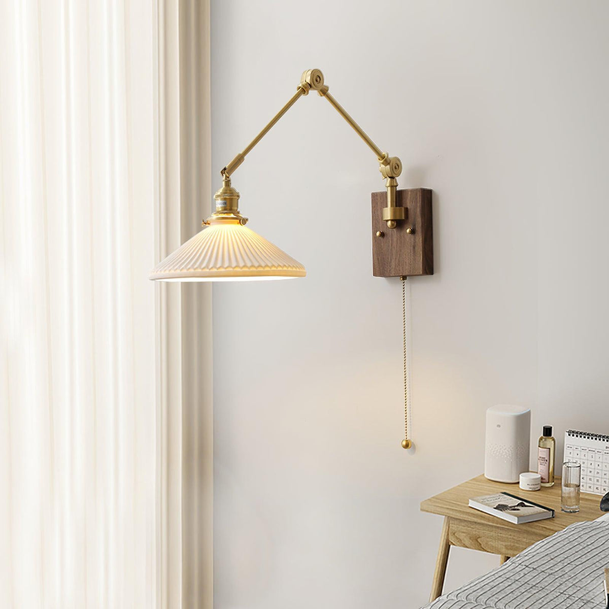 Vägglampa med justerbar arm, veckad skärm och valnötsfot, vintage arbetslampa
