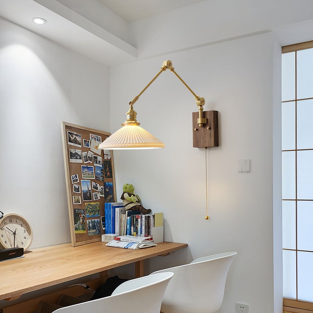 Vägglampa med justerbar arm, veckad skärm och valnötsfot, vintage arbetslampa