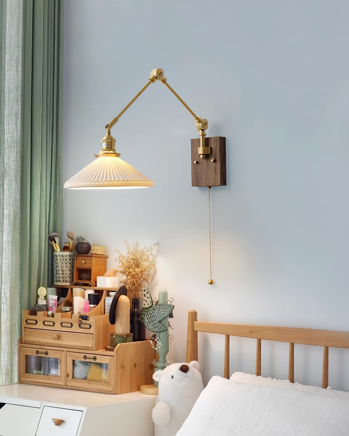 Vägglampa med justerbar arm, veckad skärm och valnötsfot, vintage arbetslampa