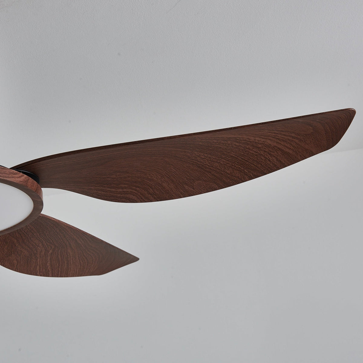 Sylenel moderne loftsventilator med lys i træ og messing